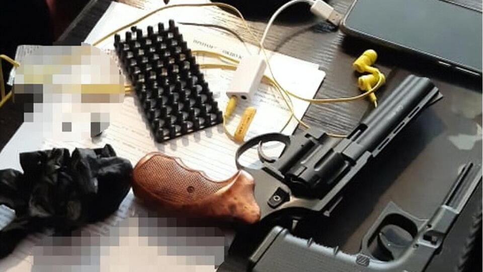 Во время обыска у фигурантов нашли два пистолета