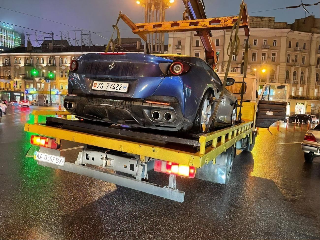 Суперкар уже не первый раз забирают на штрафплощадку