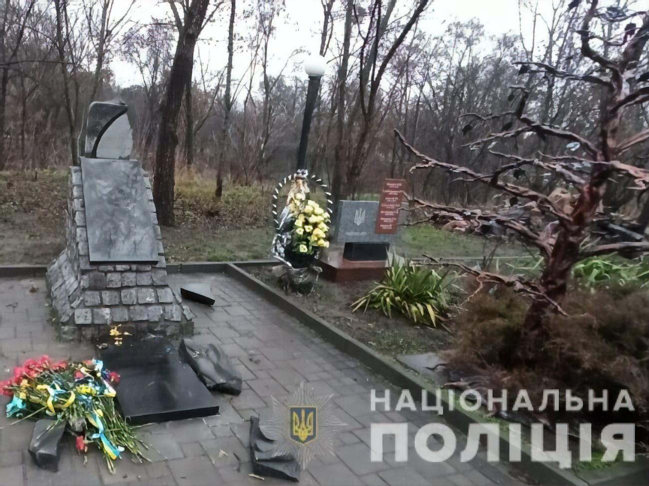 Хулиганы разбили памятник в центре города