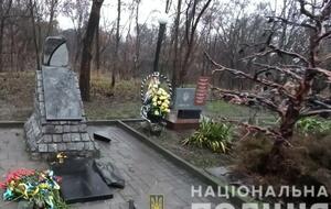 Хулиганы разбили памятник в центре города