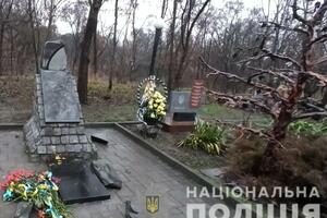 Хулиганы разбили памятник в центре города