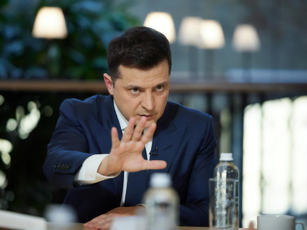У некоторых&nbsp;олигархов в&nbsp;Украине даже есть карманные судьи и высшие государственные служащие, а многие имеют тесные связи с Кремлем, пишет в статье для&nbsp;The European Post политический обозреватель Питер Клэпп