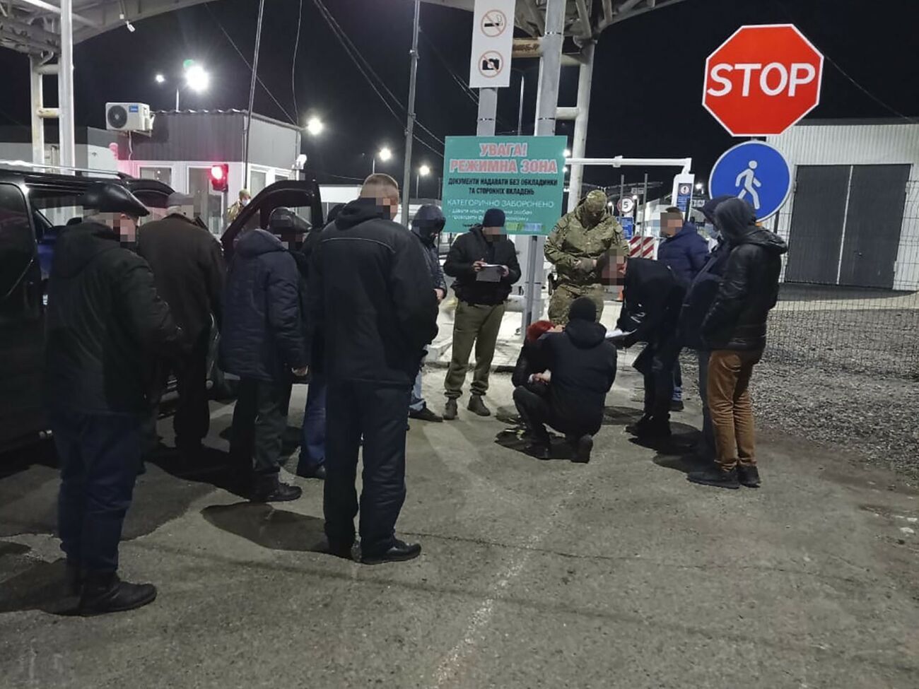 За даними СБУ, у транспортних засобах підозрюваних було вилучено фіктивні довідки про негативні результати ПЛР-тестів