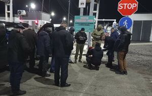 За даними СБУ, у транспортних засобах підозрюваних було вилучено фіктивні довідки про негативні результати ПЛР-тестів