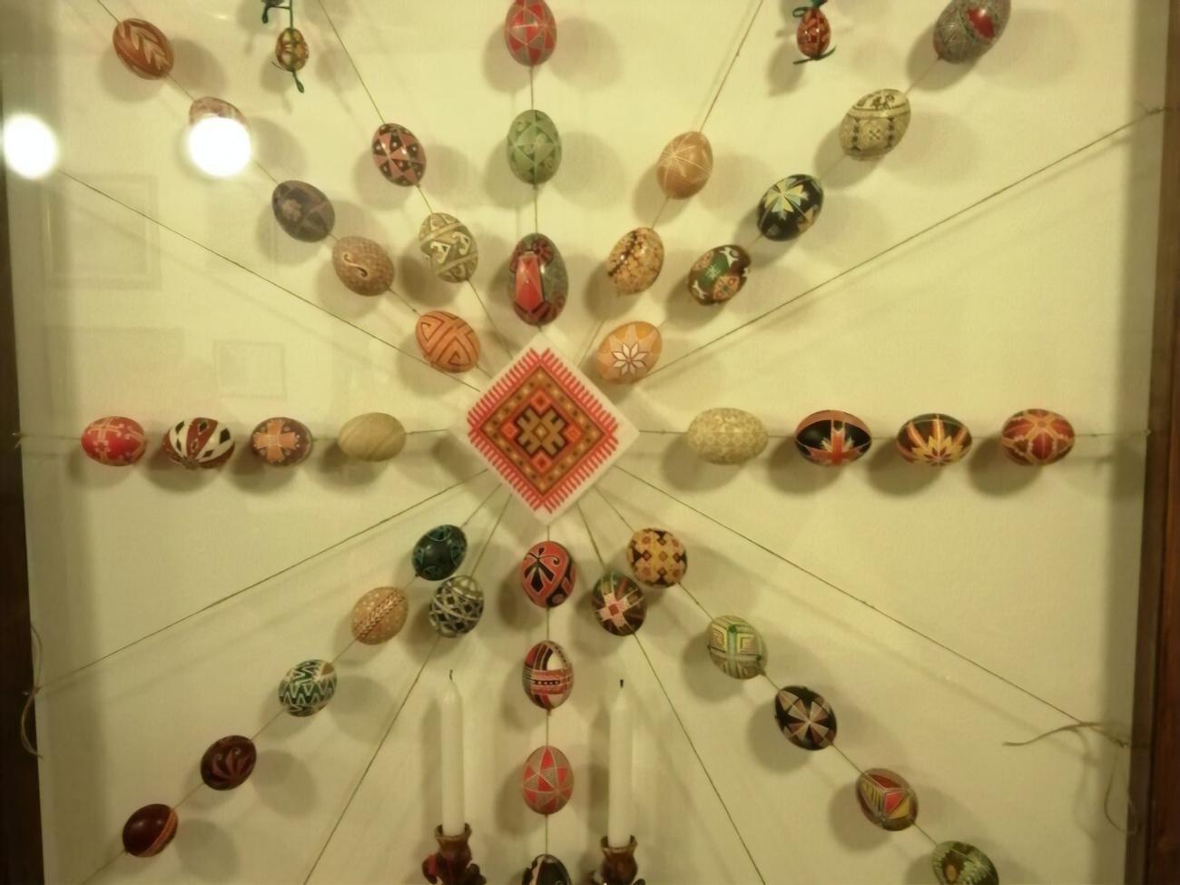 В музее представлены аутентичные украинские наряды, колоритные писанки, куклы-мотанки