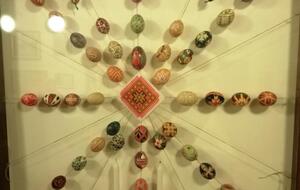 В музее представлены аутентичные украинские наряды, колоритные писанки, куклы-мотанки