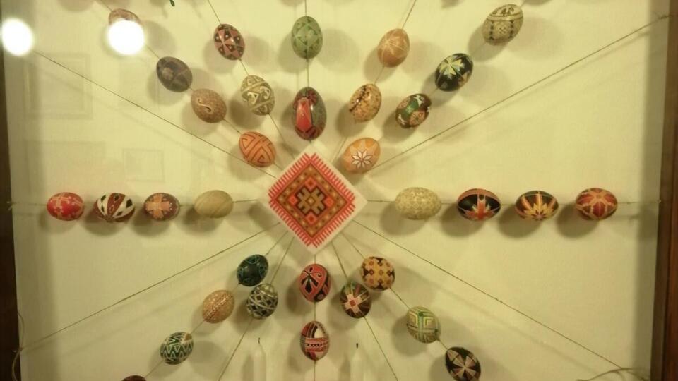 В музее представлены аутентичные украинские наряды, колоритные писанки, куклы-мотанки