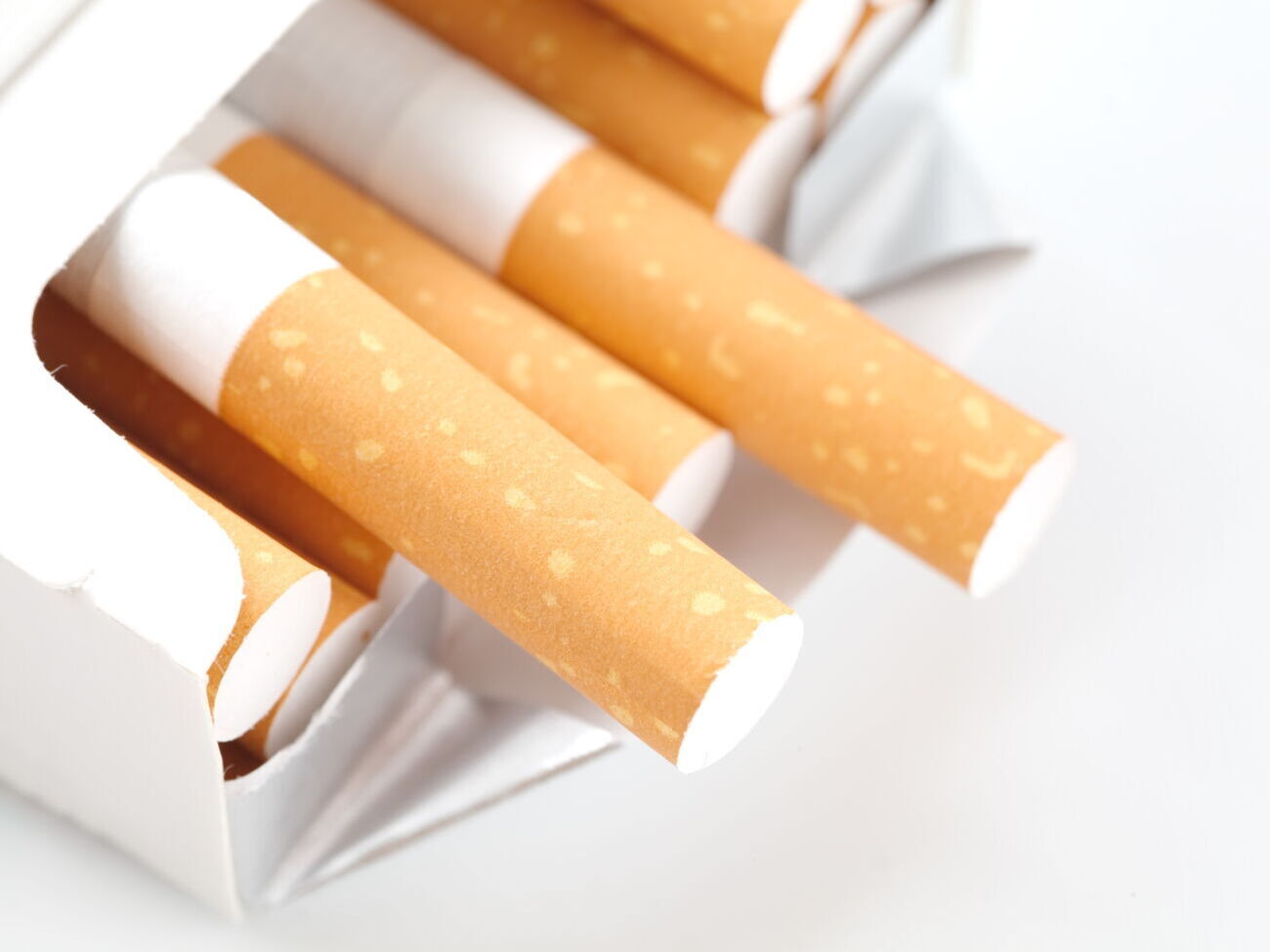 Нардепы IX созыва зарегистрировали около двух десятков законопроектов о табаке, пишет "РБК-Украина"