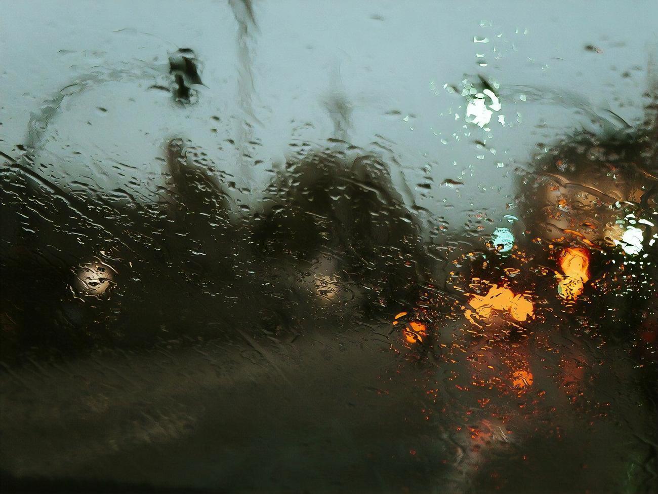 Через дощ та мокрий сніг знеструмлено 64 населені пункти в Київській області