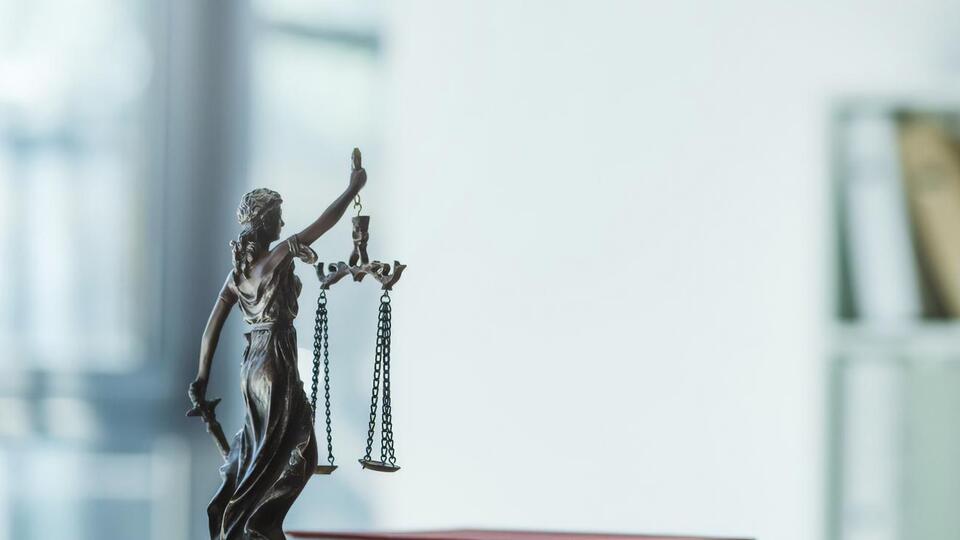 Жовтневий районний суд Кривого Рогу визнав чоловіка винним у підробленні документів