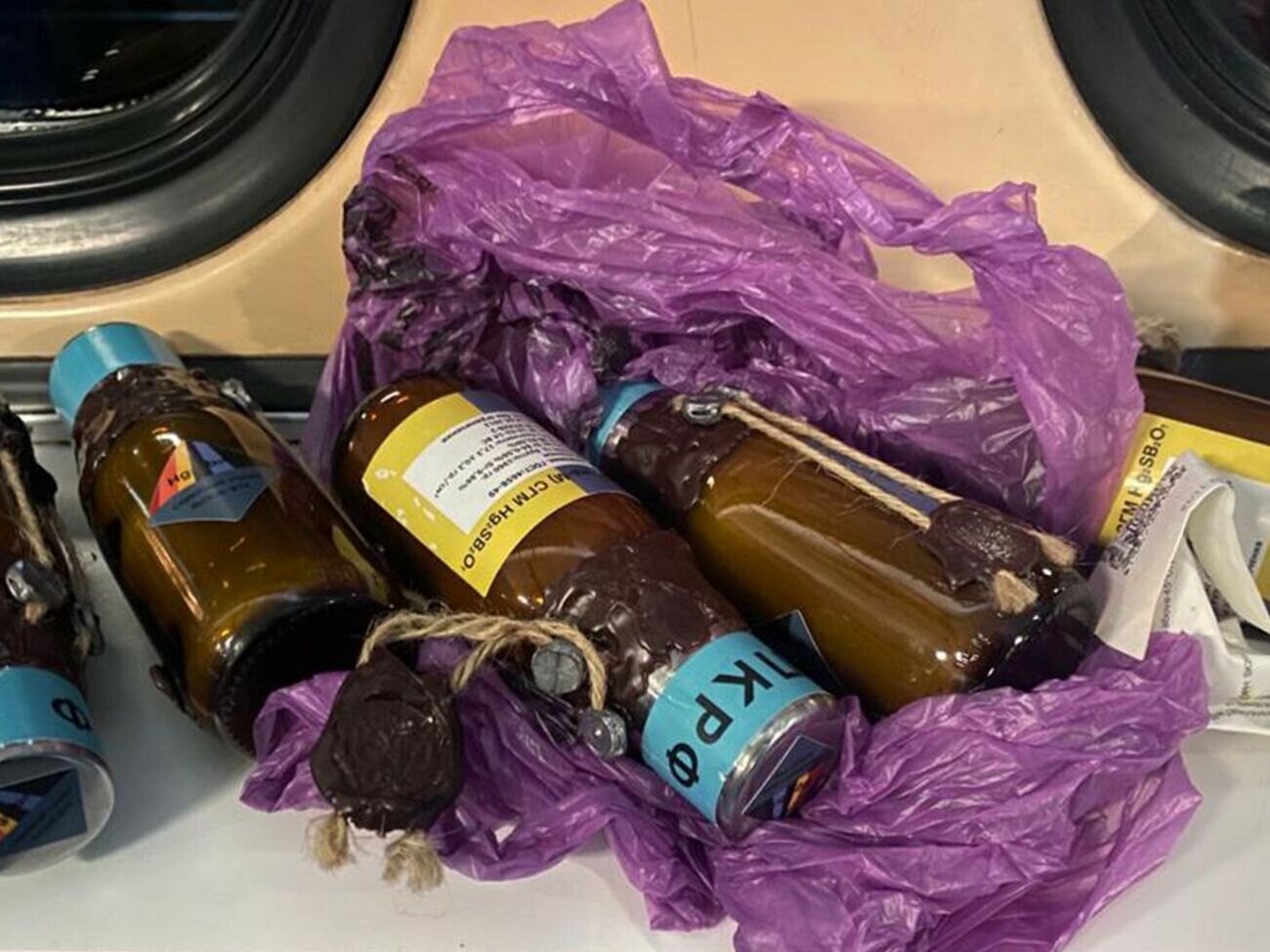 По данным СБУ, у иностранца изъяли около 10 кг металлической ртути с маркировкой производства РФ