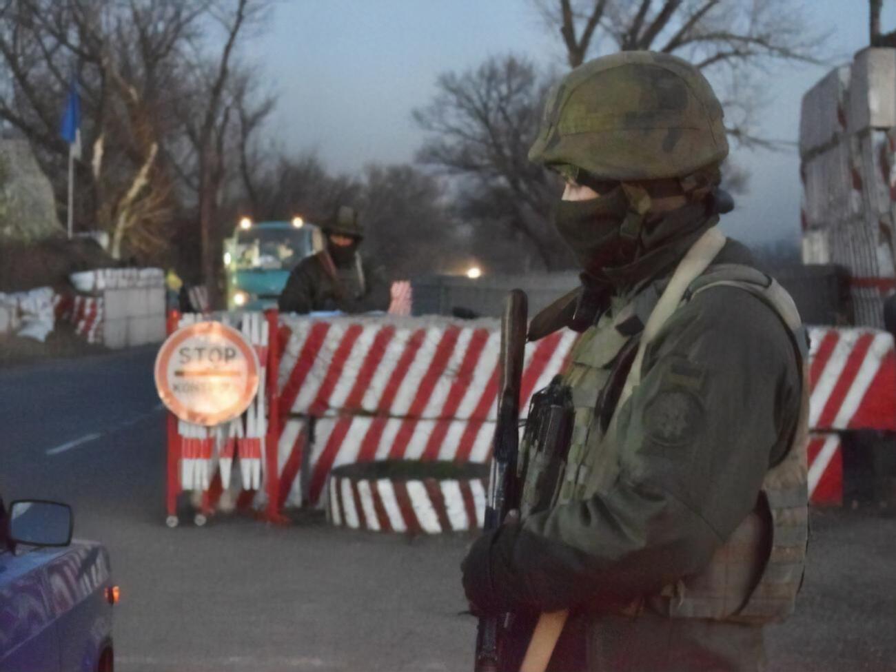 Попытку прорыва мужчина предпринял, когда военный наряд остановил автомобиль для проведения проверки