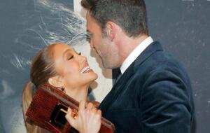 На протяжении всей игры пара сидела в обнимку и держалась за руки