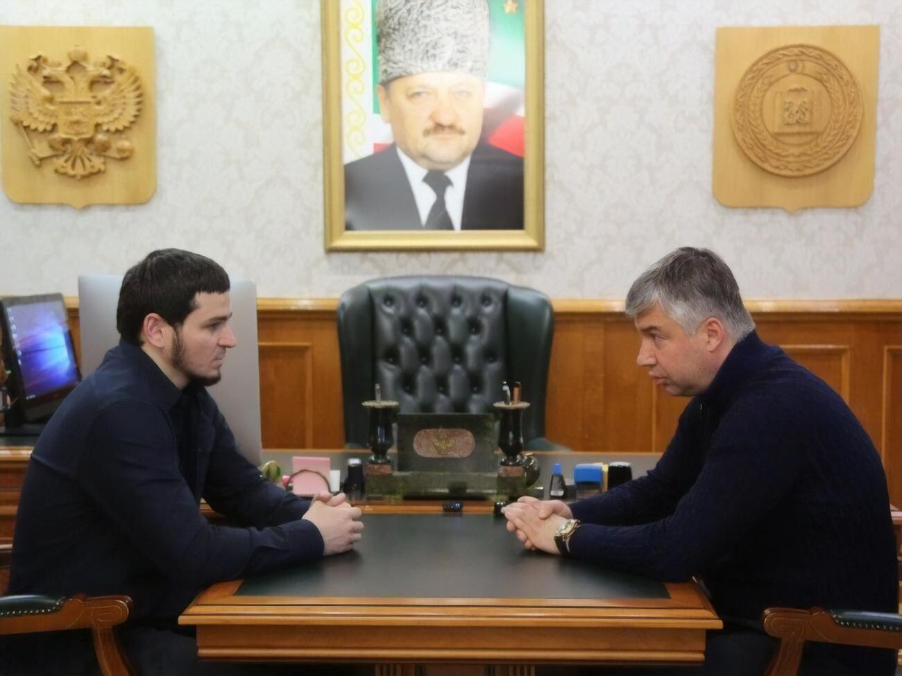 Логвиненко (справа) заявил, что не хочет выставлять напоказ свою состоятельность