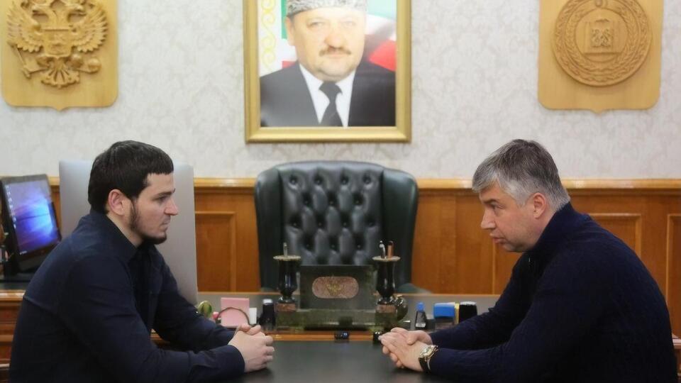 Логвиненко (справа) заявил, что не хочет выставлять напоказ свою состоятельность