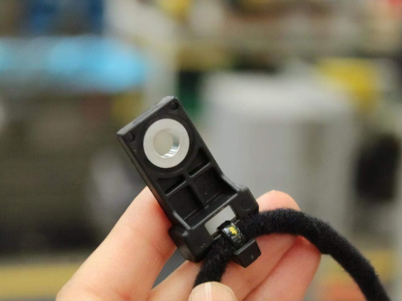 Затискачі джгута дротів у салоні автомобіля Ford Bronco Sport виготовлено з перероблених рибальських сіток