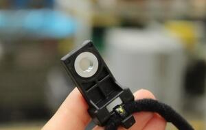 Затискачі джгута дротів у салоні автомобіля Ford Bronco Sport виготовлено з перероблених рибальських сіток