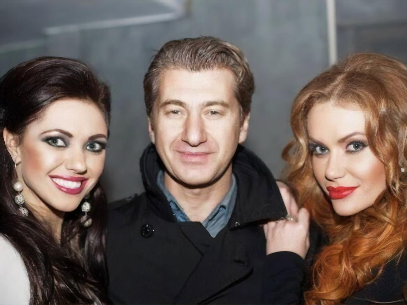 Никитин основал группу "НеАнгелы" в 2006 году. Каминская и Вика были участницами коллектива со дня основания