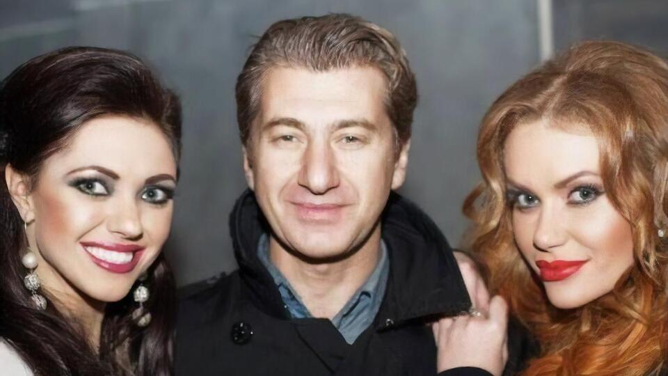 Никитин основал группу "НеАнгелы" в 2006 году. Каминская и Вика были участницами коллектива со дня основания