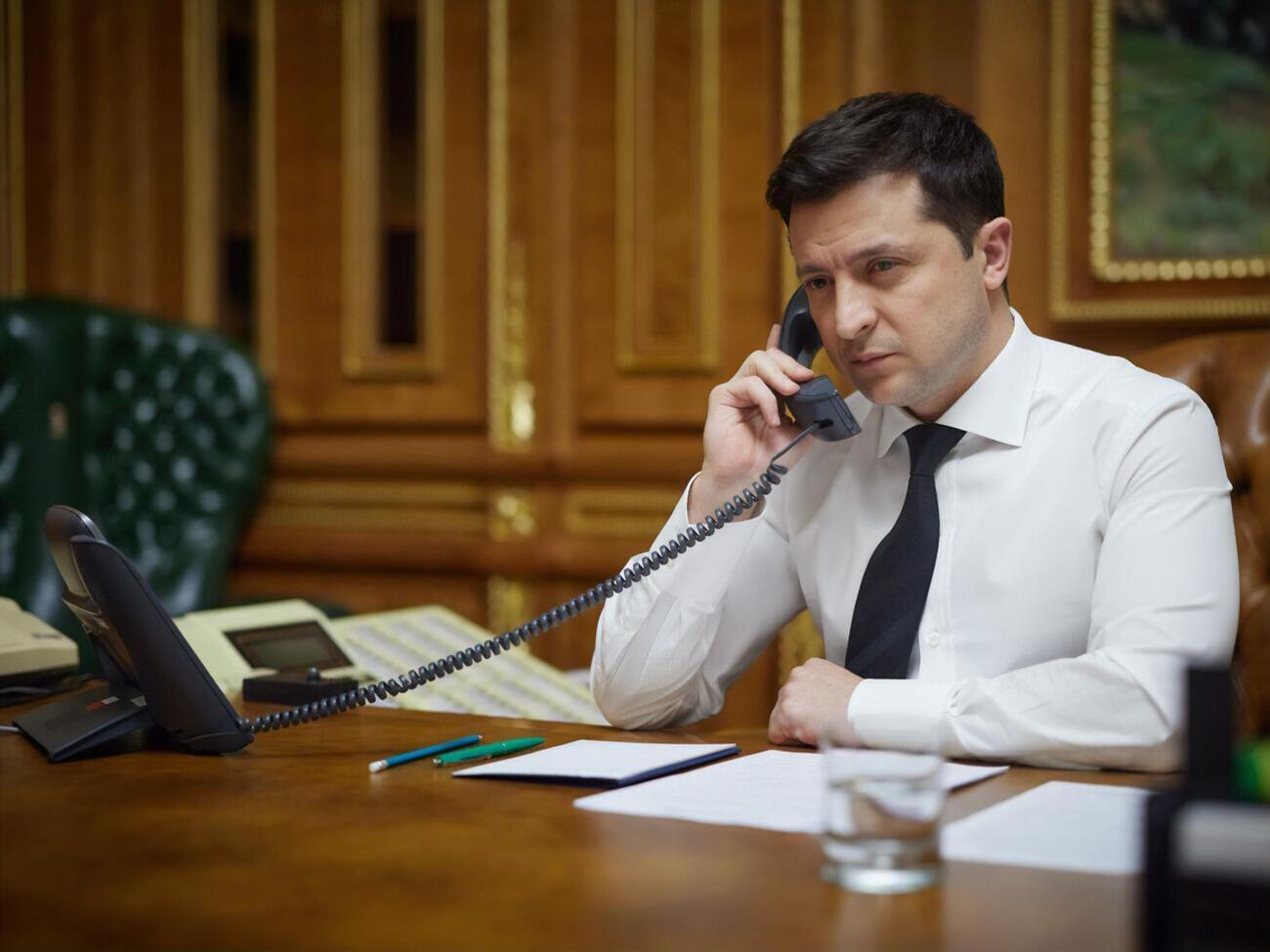 Зеленский (на фото) сообщил Байдену, что Украина имеет "четкие" предложения по разблокированию мирного процесса, отметили в ОПУ