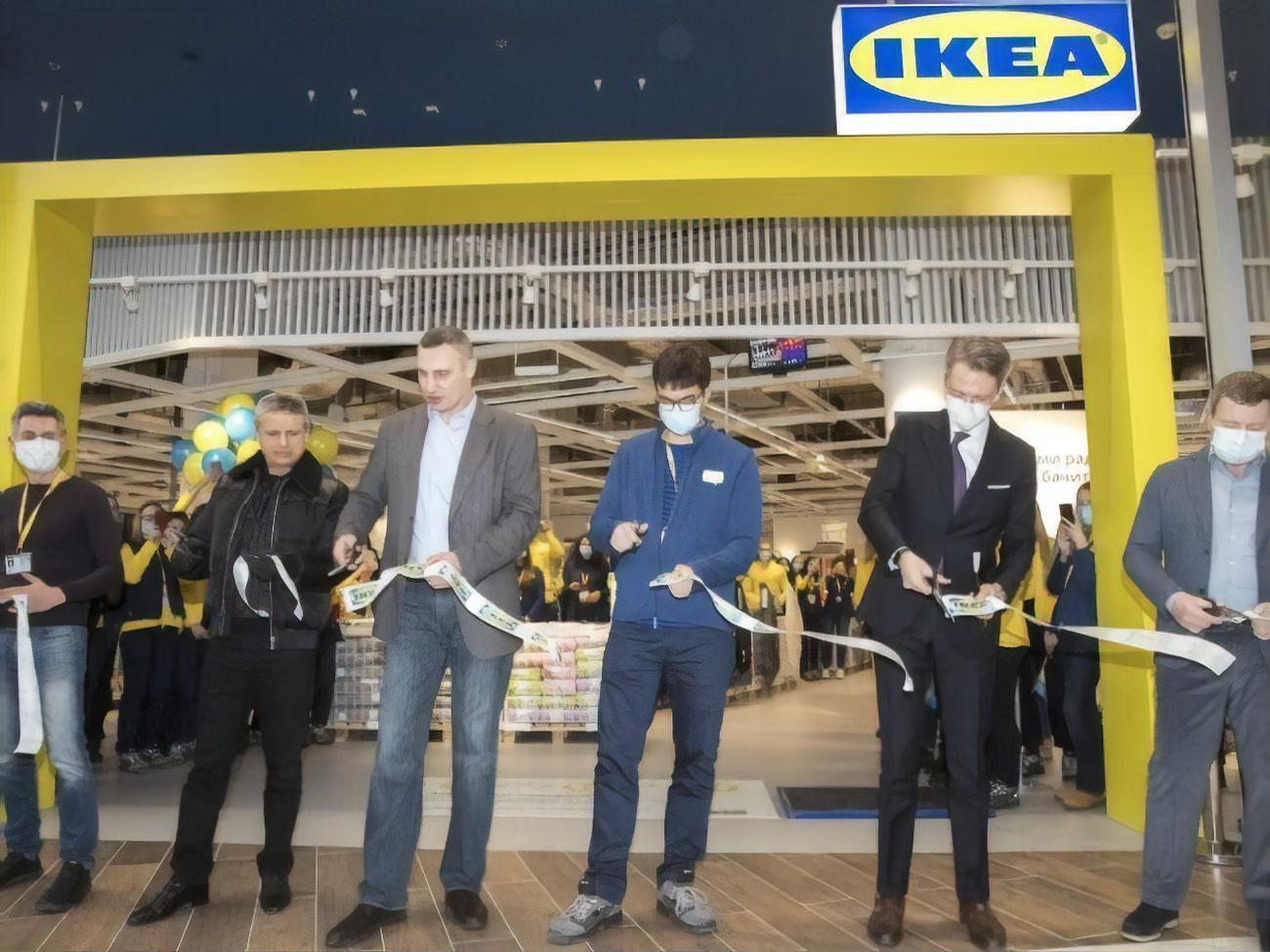 Виталий Кличко (третий слева):&nbsp;Мне приятно поздравить компанию IKEA, киевлян и всех украинцев с запуском работы первого физического магазина в Украине