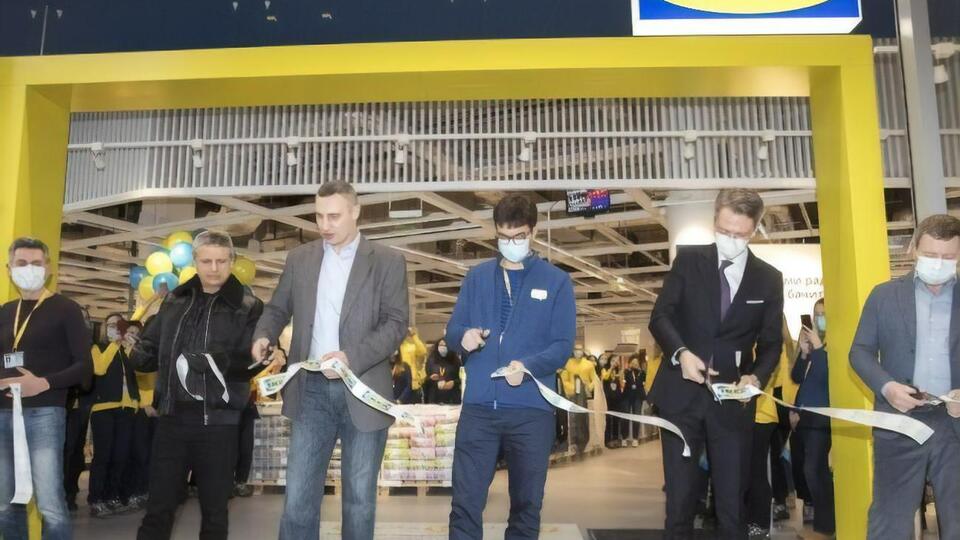Виталий Кличко (третий слева): Мне приятно поздравить компанию IKEA, киевлян и всех украинцев с запуском работы первого физического магазина в Украине