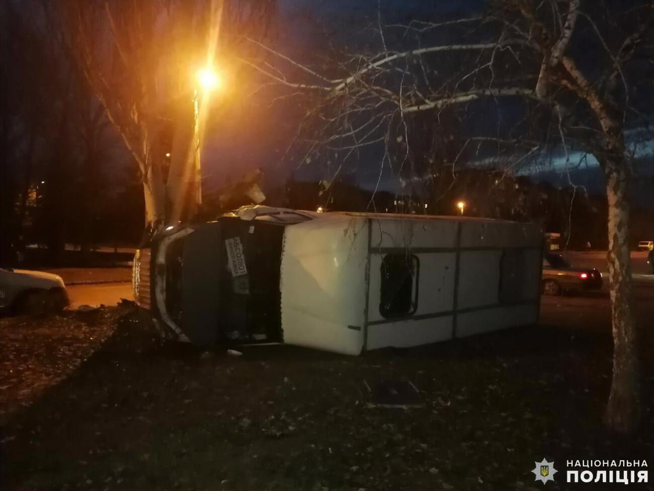 Автобус з'їхав із дороги і перекинувся