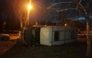 Автобус съехал с дороги и перевернулся