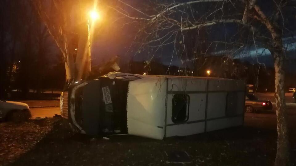 Автобус съехал с дороги и перевернулся