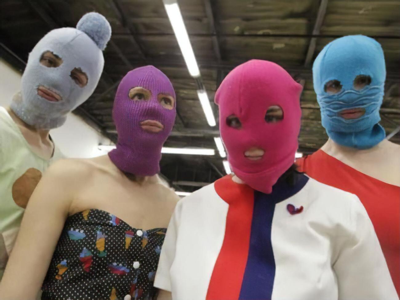 В клип Pussy Riot вошли фрагменты разговоров с полицией, которая сорвала съемки из-за "пропаганды ЛГБТ"