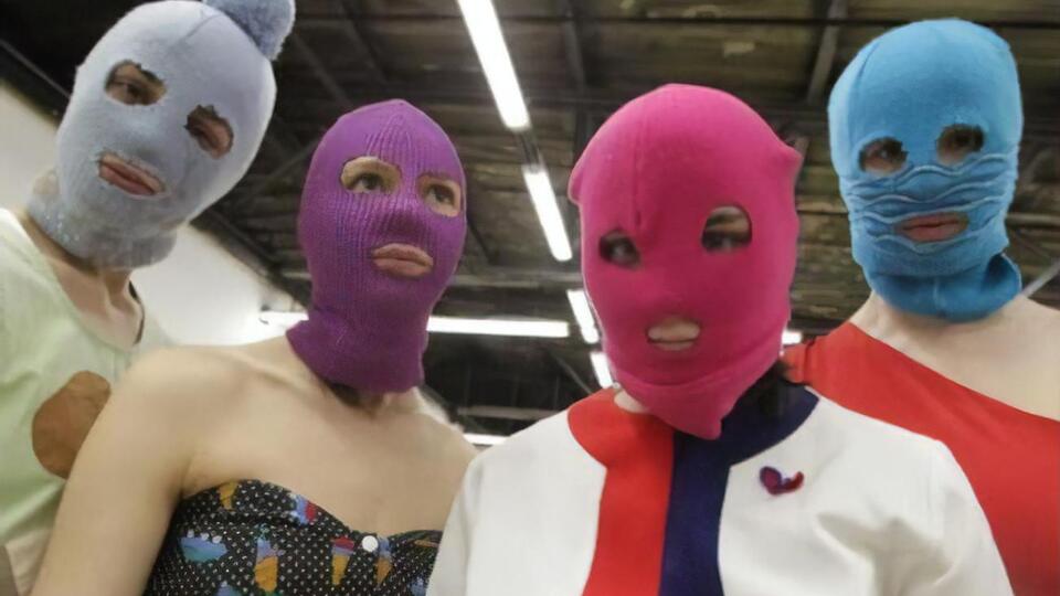 В клип Pussy Riot вошли фрагменты разговоров с полицией, которая сорвала съемки из-за "пропаганды ЛГБТ"
