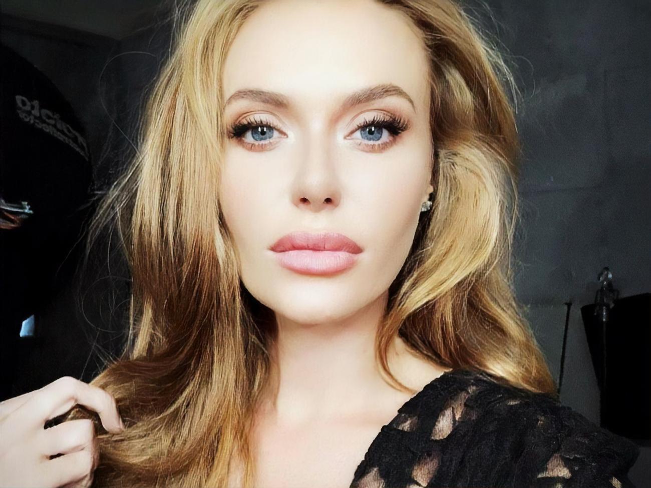 Каминская снялась в неглиже