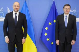 На встрече со Шмыгалем Домбровскис (справа на фото) заявил, что для получения Украиной €600 млн макрофинансовой поддержки ЕС важны антикоррупционные усилия