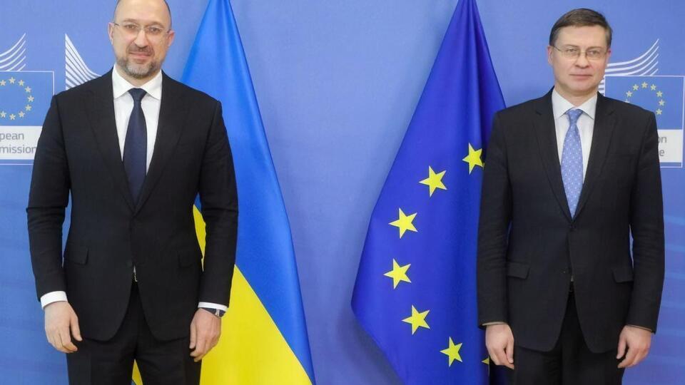 На встрече со Шмыгалем Домбровскис (справа на фото) заявил, что для получения Украиной €600 млн макрофинансовой поддержки ЕС важны антикоррупционные усилия