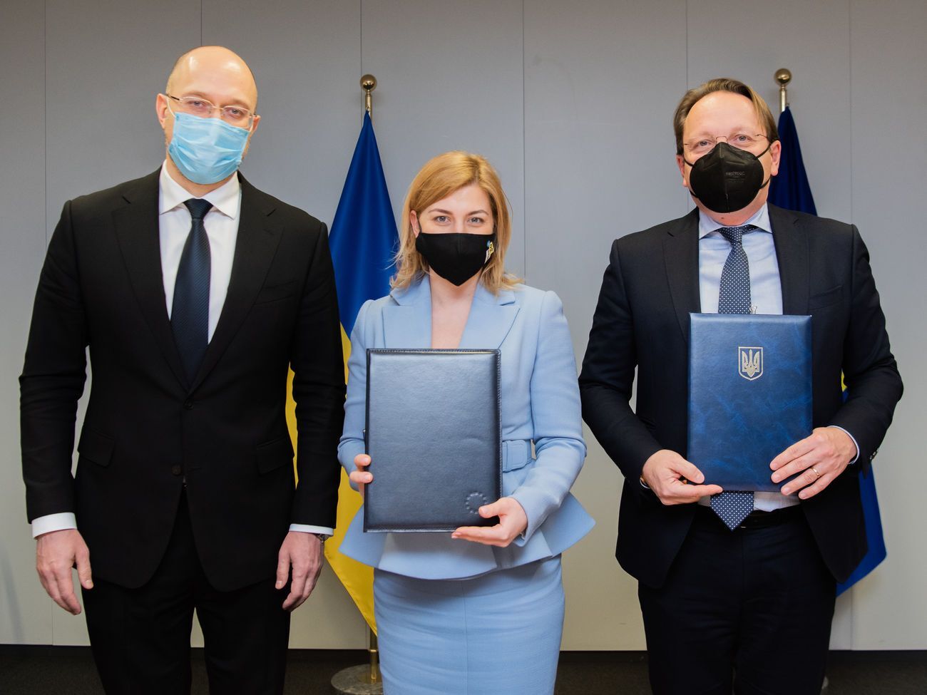 Стефанішина (у центрі) та єврокомісар Олівер Варгеї (праворуч) підписали лист 10 лютого у Брюсселі