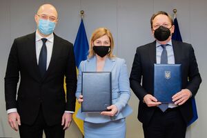 Стефанішина (у центрі) та єврокомісар Олівер Варгеї (праворуч) підписали лист 10 лютого у Брюсселі