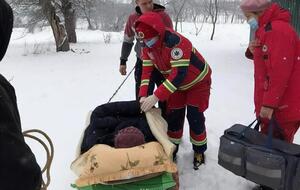 Медикам пришлось везти пациентку с инфарктом на санях