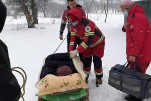 Медикам довелося везти пацієнтку з інфарктом на санях