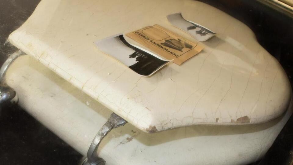 В описі лота на сторінці аукціонного дому сидіння названо "єдиним у своєму роді"