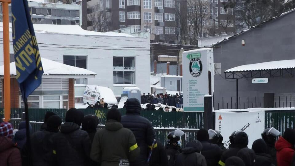 Активісти "Нацкорпусу" заявили, що заблокували базу озброєних бойовиків