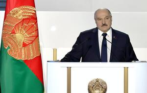 Лукашенко заявил, что просто так не отдаст Беларусь "на поругание"