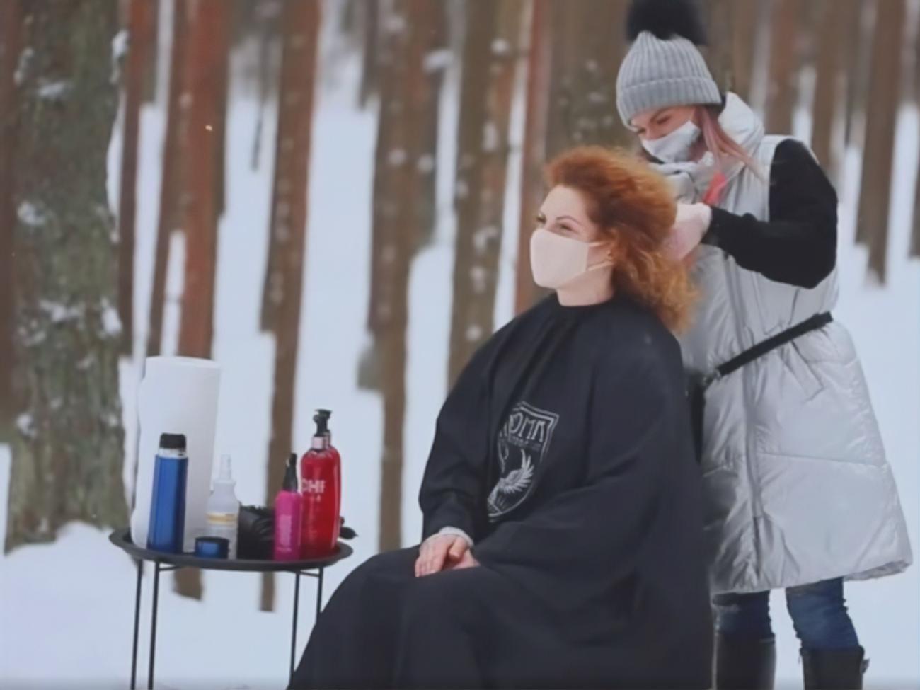 Видео со стрижкой в лесу разместила депутат Рижской думы