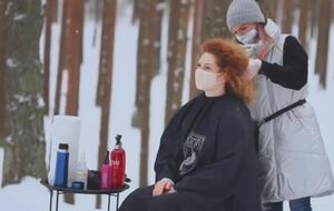 Видео со стрижкой в лесу разместила депутат Рижской думы