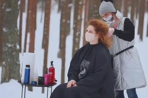 Видео со стрижкой в лесу разместила депутат Рижской думы