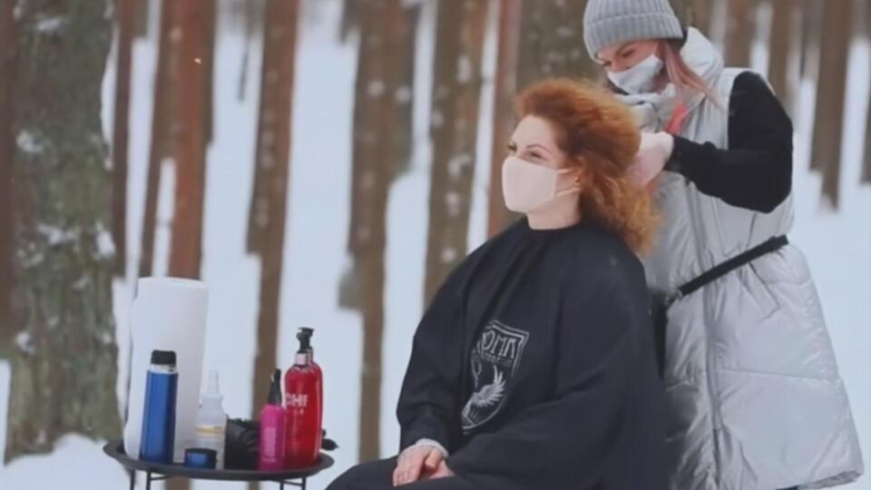 Видео со стрижкой в лесу разместила депутат Рижской думы