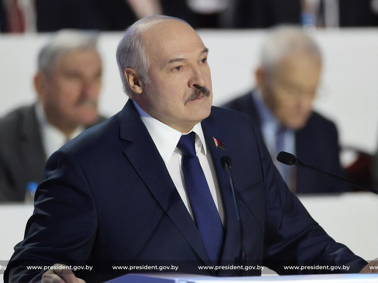 За словами Лукашенка, проєкт нової конституції Білорусі "буде готовим протягом року"