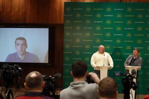 Бондаренко (вмикався за допомогою відеозв'язку) і Вірастюк (біля трибуни ліворуч) балотуватимуться в нардепи в Донецькій та Івано-Франківській областях