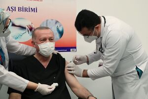 Перше щеплення Ердогану зробили в прямому ефірі