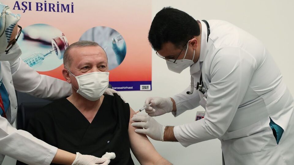 Перше щеплення Ердогану зробили в прямому ефірі