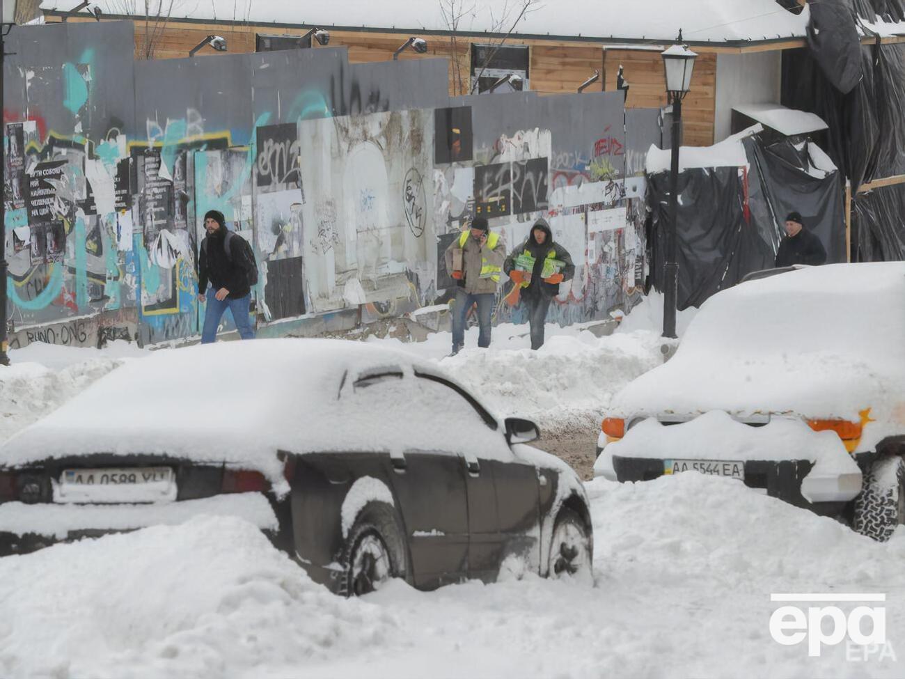 Сьогодні в більшості областей України очікують сніг та хуртовини